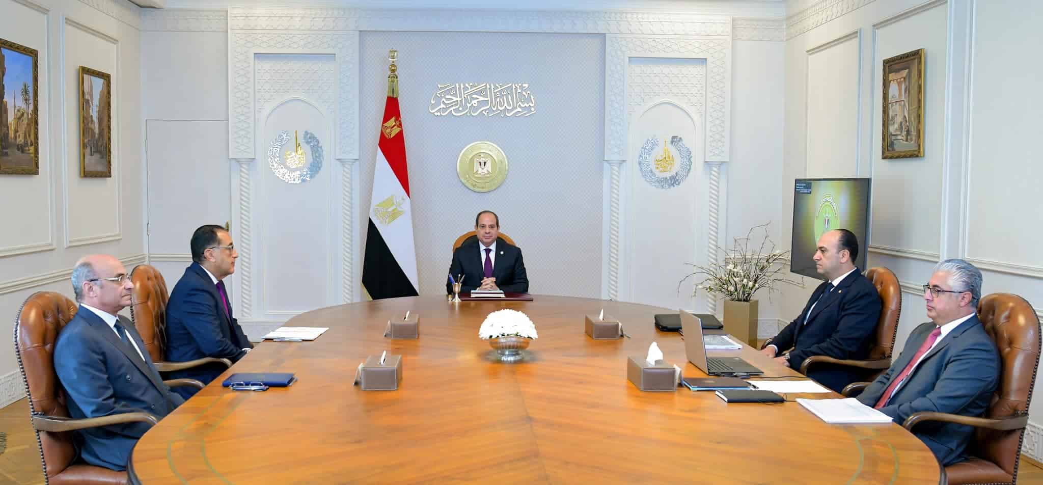 السيسى يوجه بتقديم التسهيلات لجذب الاستثمارات لاقتصادية قناة السويس
