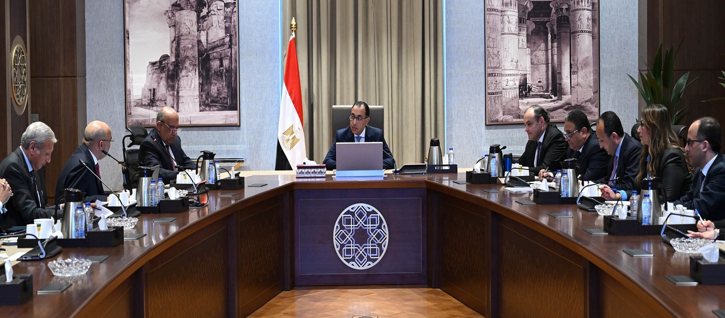 مدبولي يبحث مع مسئولي المنصور للسيارات فرص تصنيع طرازات جديدة بمصر