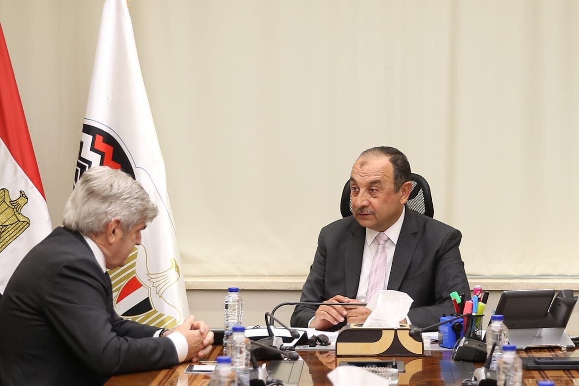 وزير قطاع الأعمال العام يبحث مع رئيس ماير تكنيمونت تطورات مشروع حامض النيتريك بكيما بأسوان