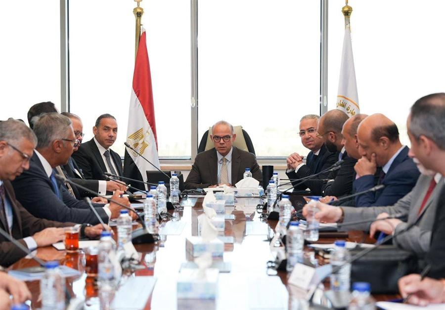 الحكومة تبحث تعزيز الربط الإلكتروني بين الجهات الاقتصادية لتيسير خدمات المستثمرين