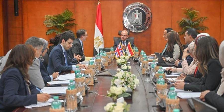 مصر وبريطانيا تبحثان توسيع التعاون الاستثماري في الصناعة والطاقة النظيفة والخدمات المالية