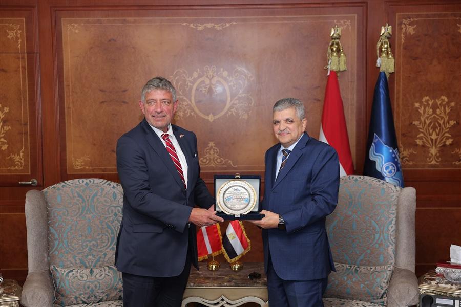 أسامة ربيع يدعو ميرسك للعودة التدريجية للعبور من قناة السويس
