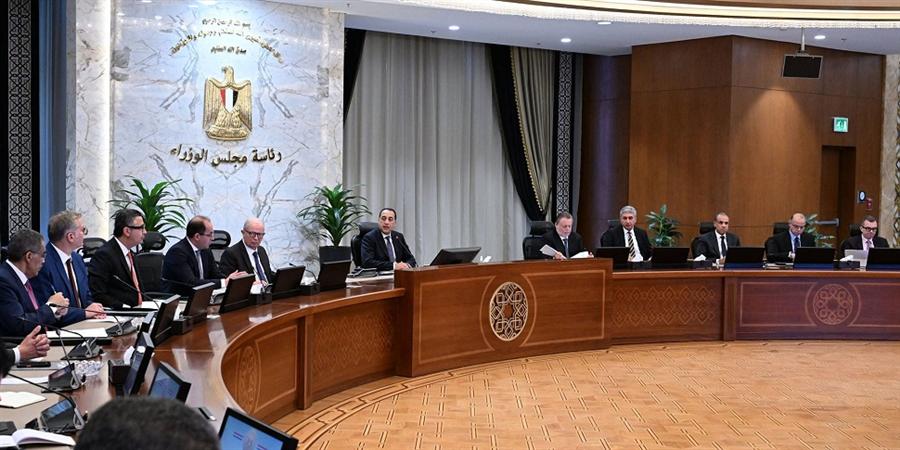 الحكومة توجه بزيادة مخزون السلع وترشيد استهلاك الكهرباء