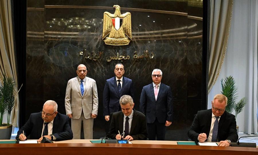 مدبولي يشهد توقيع اتفاقيات لتوريد الكهرباء النظيفة إلى موانئ اقتصادية قناة السويس