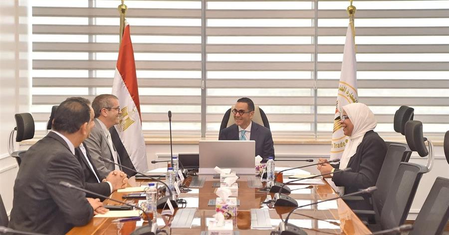 وزير الاستثمار يبحث سبل تعزيز التعاون الدولي في مجال دعم صناعة الغزل والنسيج