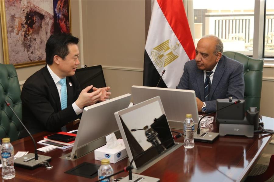 وزير الكهرباء يبحث مع هواوي سبل تعزيز التعاون في مجالات الطاقة المتجددة