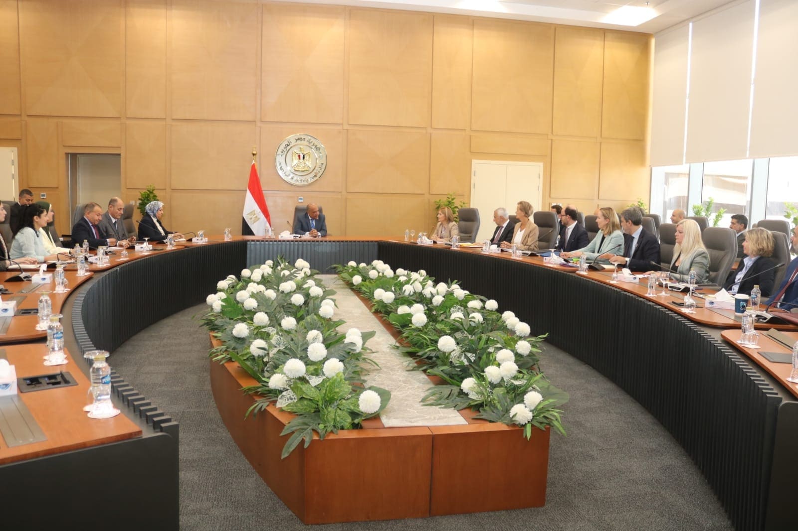 وزير الكهرباء يبحث مع وفد بنك الاستثمار الأوروبي سبل التعاون في مجالات الطاقة المتجددة