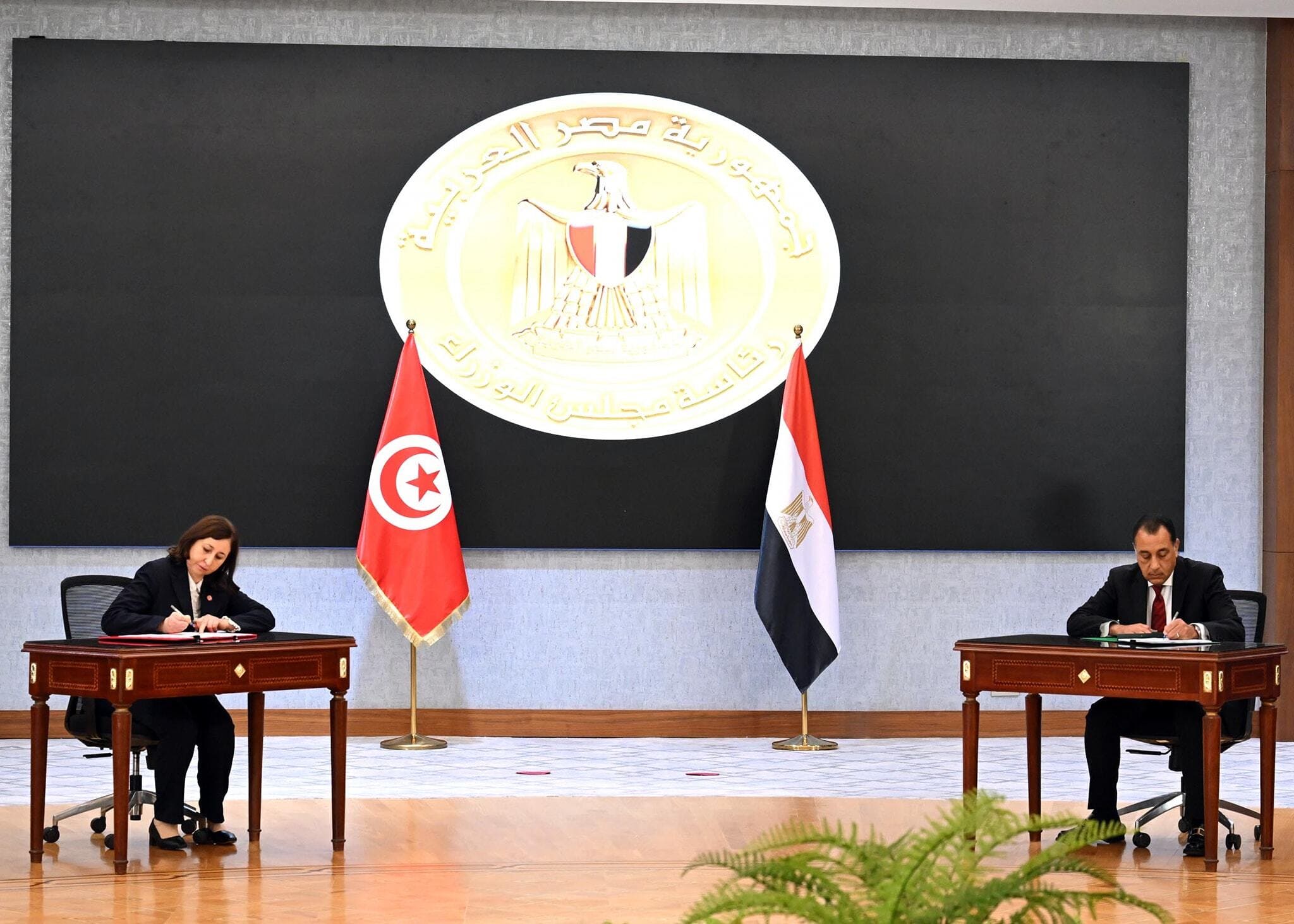 رئيسا وزراء مصر وتونس يشهدان توقيع 8 وثائق في عدد من مجالات التعاون المشترك
