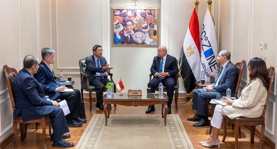 سنغافورة تستكشف فرص الاستثمار في الطاقة المتجددة والوقود الأخضر بقناة السويس