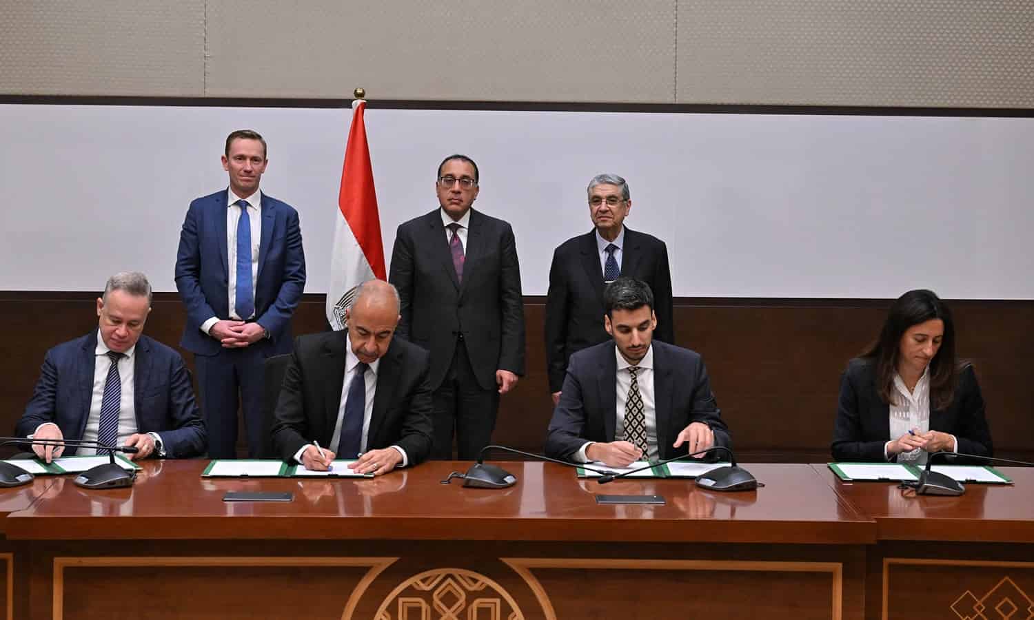 مدبولى يشهد اتفاقية حق انتفاع مشروع إنتاج طاقة الرياح بخليج السويس وجبل الزيت
