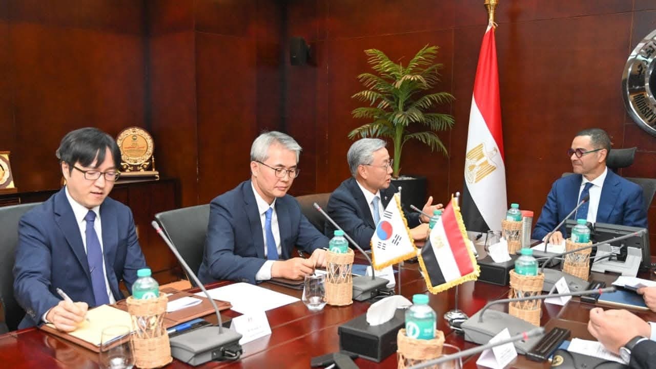 وزير الاستثمار يبحث إمكانية زيادة الاستثمارات الكورية في السوق المصري
