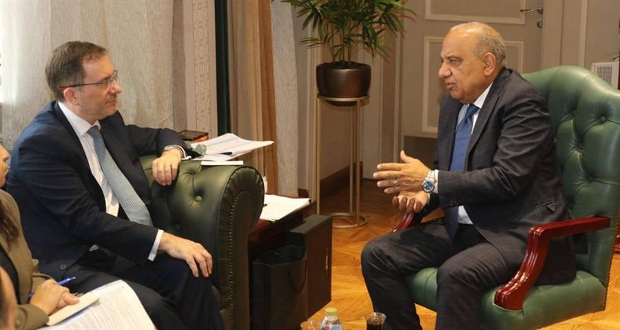 مصر وبريطانيا تبحثان تعزيز التعاون في الطاقة المتجددة وتخزين الكهرباء