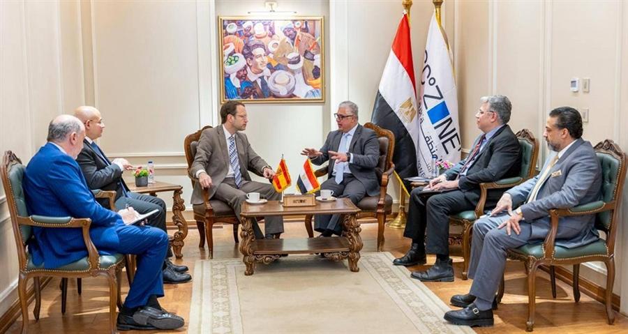 اقتصادية قناة السويس تبحث جذب الاستثمارات الإسبانية بقطاعات صناعية ولوجستية