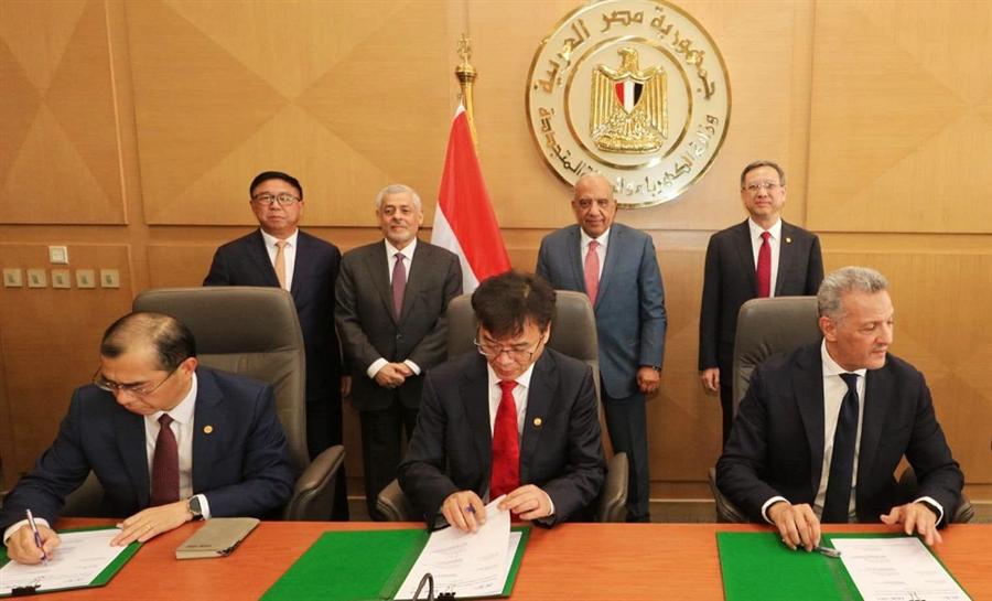 وزير الكهرباء يشهد إطلاق مشروعات لتخزين الطاقة وإنتاج البطاريات في الزعفرانة وبنبان
