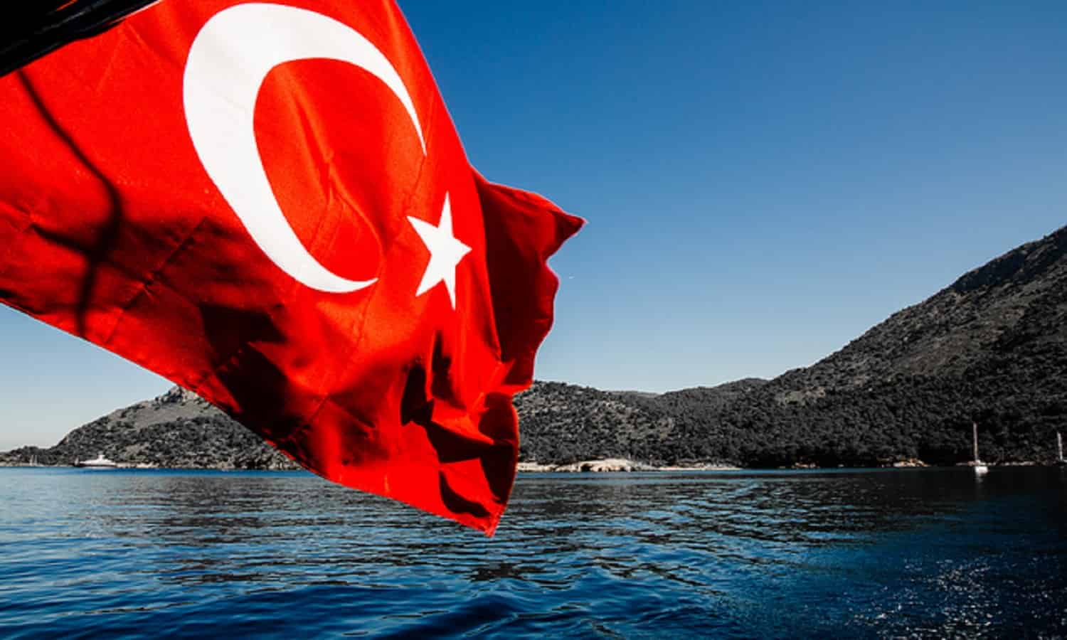 Турция 4 октября. Турция ь флаг. Турецкий флаг Стамбул. Аланья турецкий флаг. Флаг тунеции.