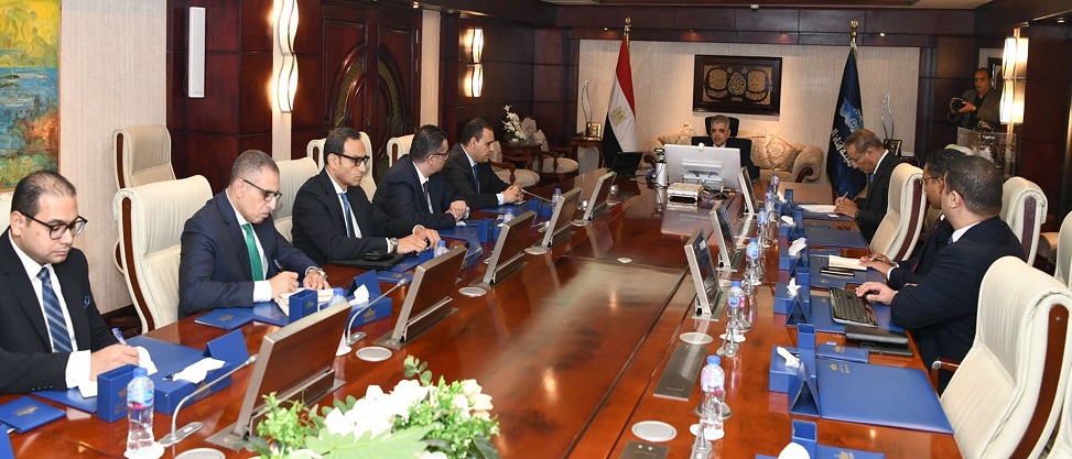 قناة السويس والتمثيل التجاري يبحثان تعزيز التعاون لتسويق الصناعة البحرية خارجيًا