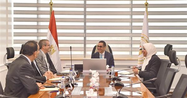 وزير الاستثمار يبحث سبل تعزيز التعاون الدولي في مجال دعم صناعة الغزل والنسيج