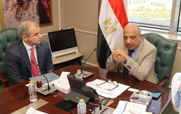وزير الكهرباء يبحث مع الكازار الإماراتية تسريع تنفيذ مشروع رياح بقدرة 2000 ميجاوات
