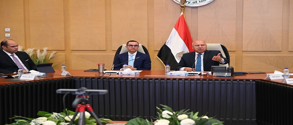 الحكومة تبحث مع مصنعي الأسمنت خفض الأسعار وتشغيل الخطوط المتوقفة