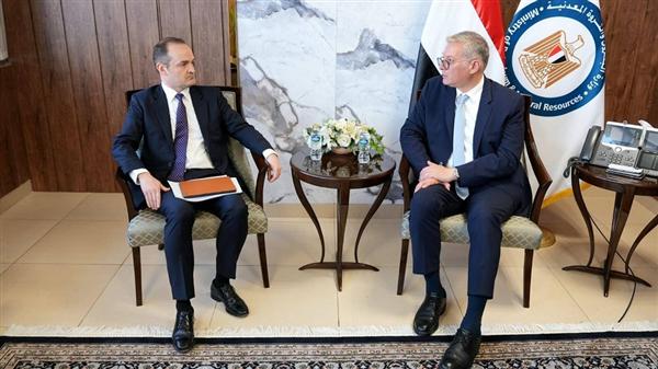 البترول وأباتشي تبحثان تطوير العمليات الإنتاجية ودعم الاستثمار في الصحراء الغربية